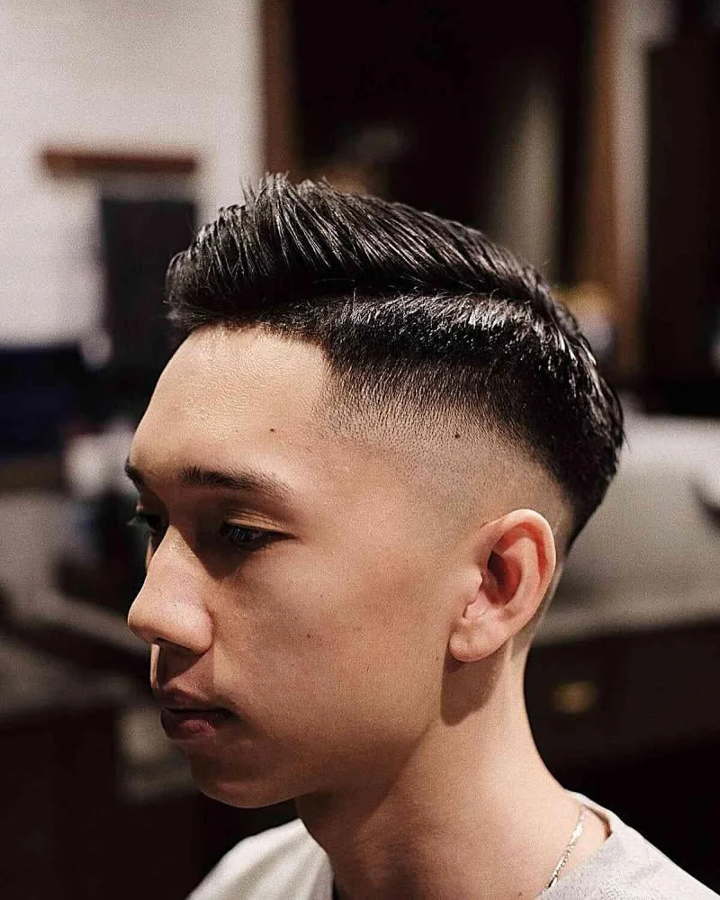 Cận cảnh kiểu tóc Ivy League nam chải lệch với phần fade sát da trong tiệm cắt tóc