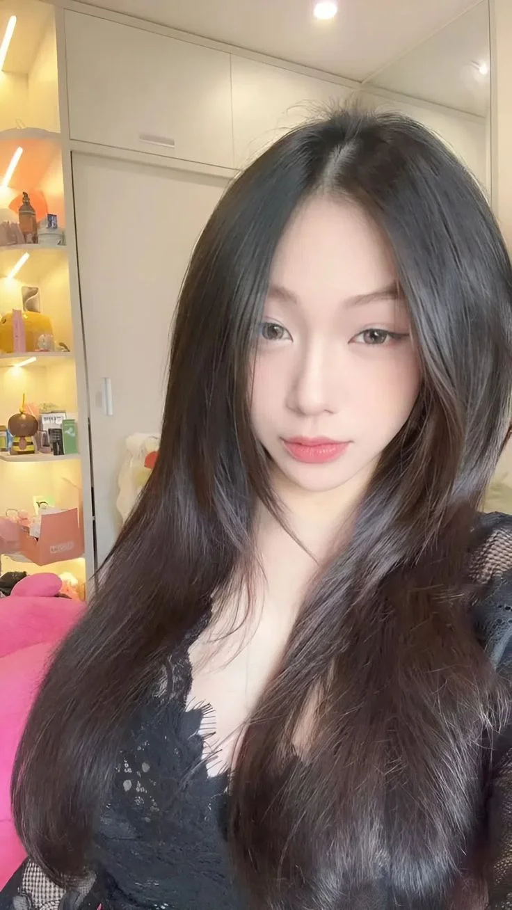 Hình ảnh Trần Hà Linh với vẻ đẹp tự nhiên và phong cách nhẹ nhàng