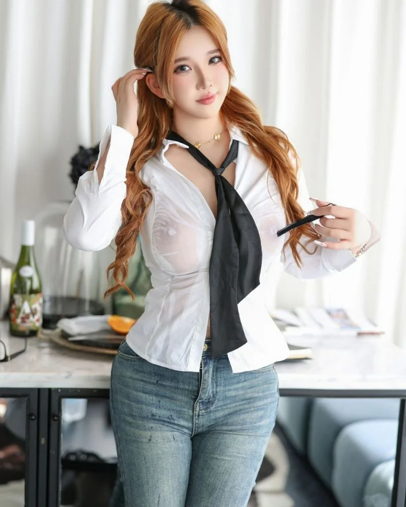 Hình gái lộ vú bự
