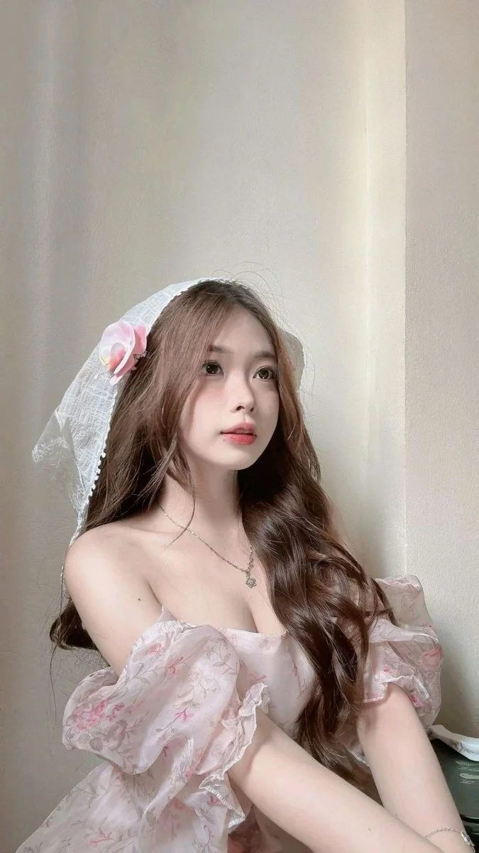 cô gái xinh đẹp với tóc dài trong trang phục áo choàng