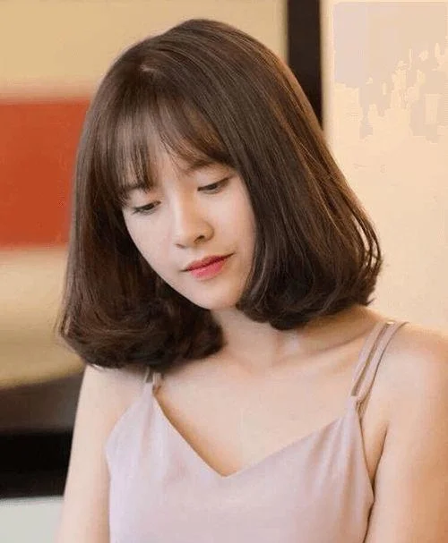 tóc uốn ngắn dài vai mái thưa màu nâu sáng Hàn Quốc
