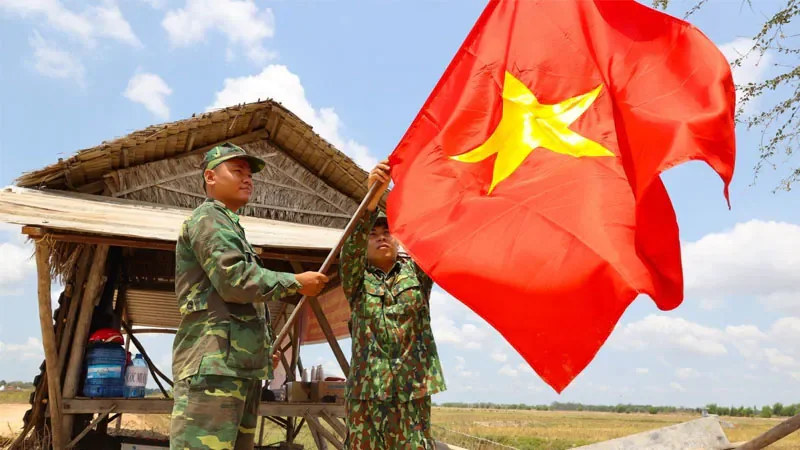 Hình ảnh bộ đội và lá cờ Tổ quốc Việt Nam - hình 2