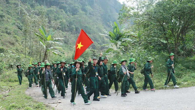 Hình ảnh bộ đội đi hành quân - hình 3