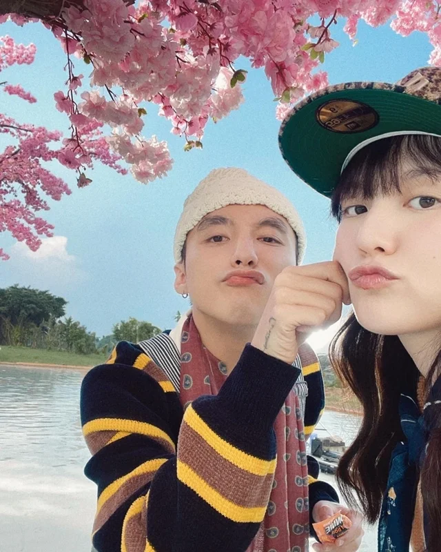 hải tú ảnh nằm trên đá, hình 2