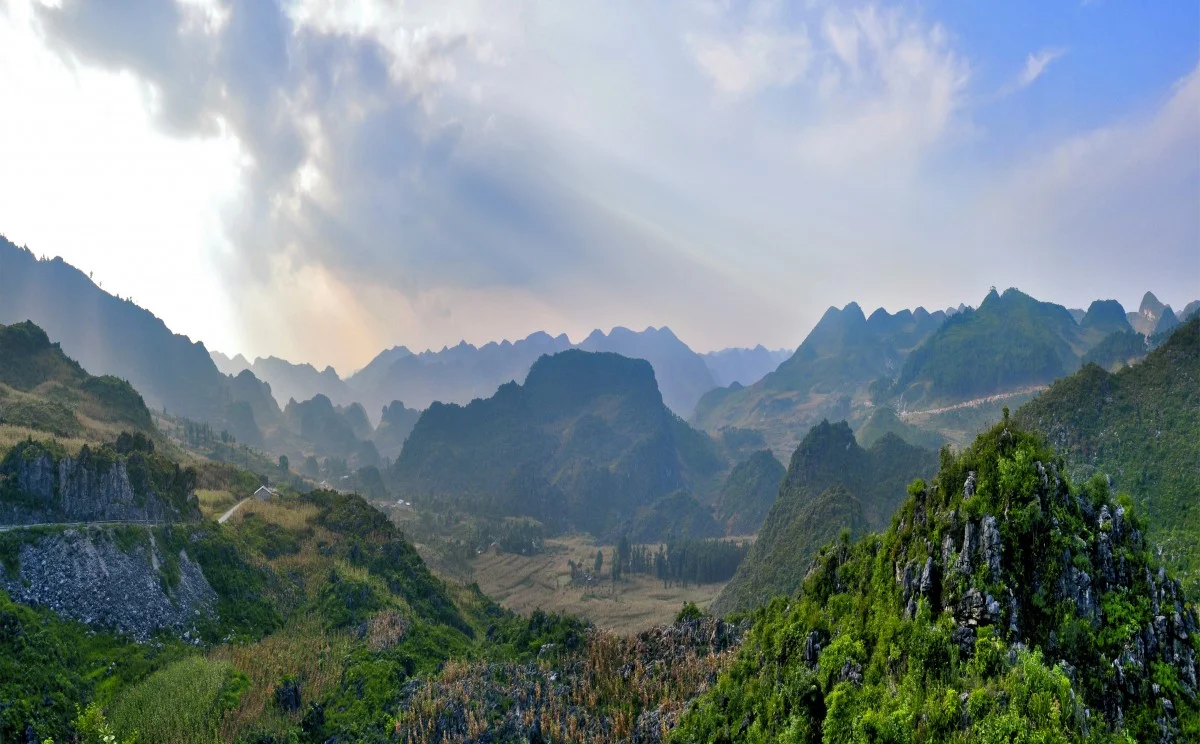 Phong cảnh thiên nhiên núi non trùng điệp