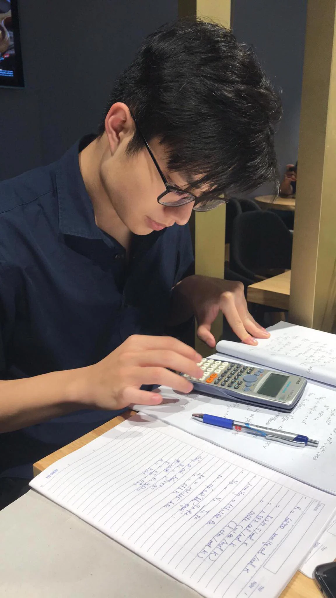 Sinh viên đang học tập và tính toán