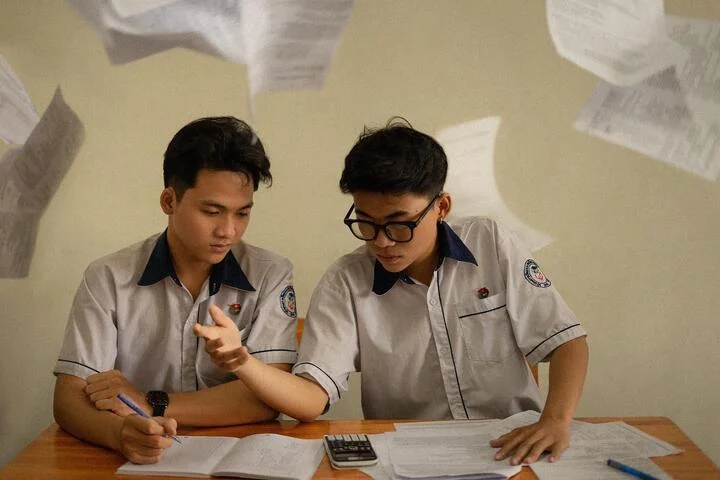 Học sinh lớp 12 tự chụp bộ ảnh về áp lực học tập