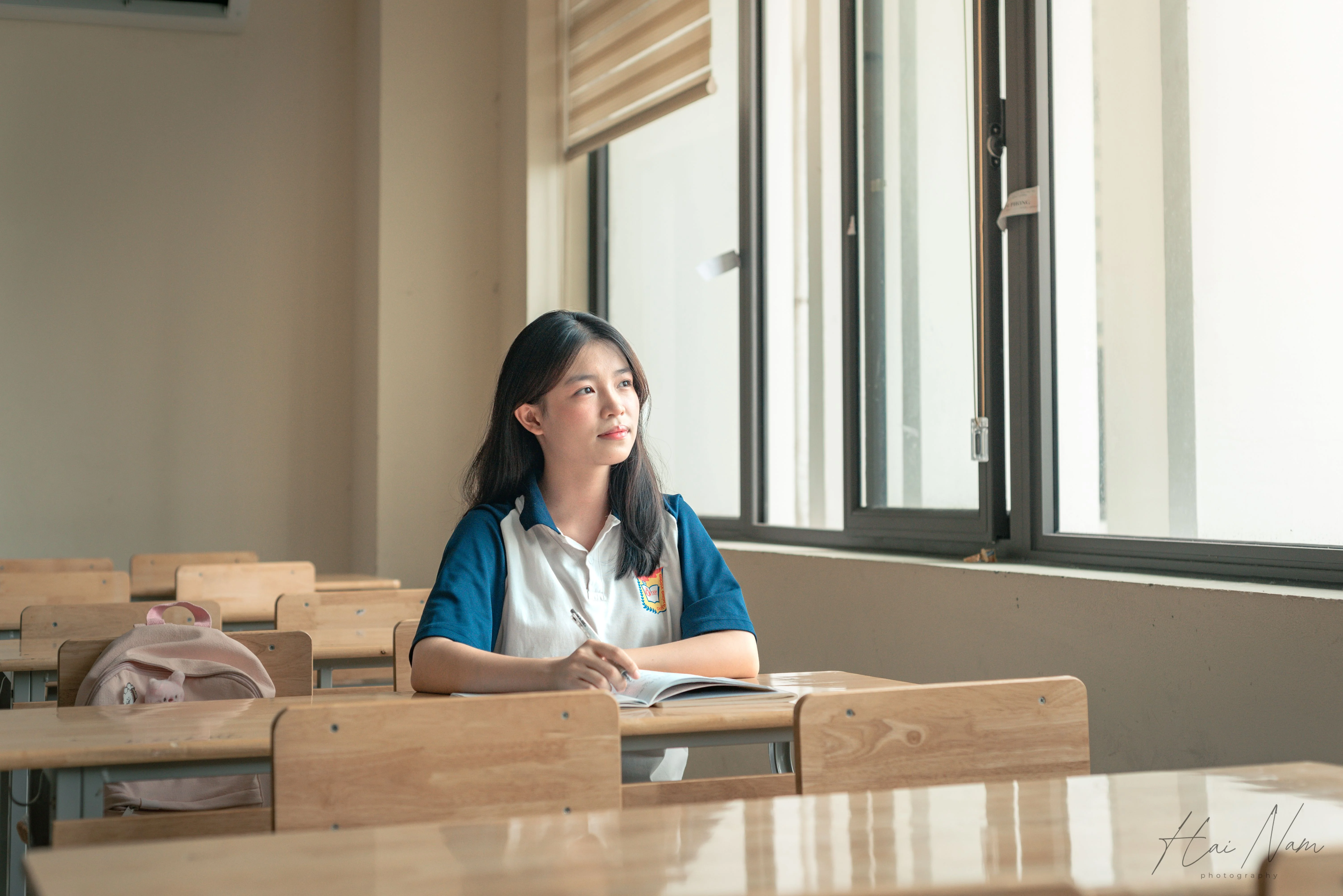 Nữ sinh đang học tập trong lớp