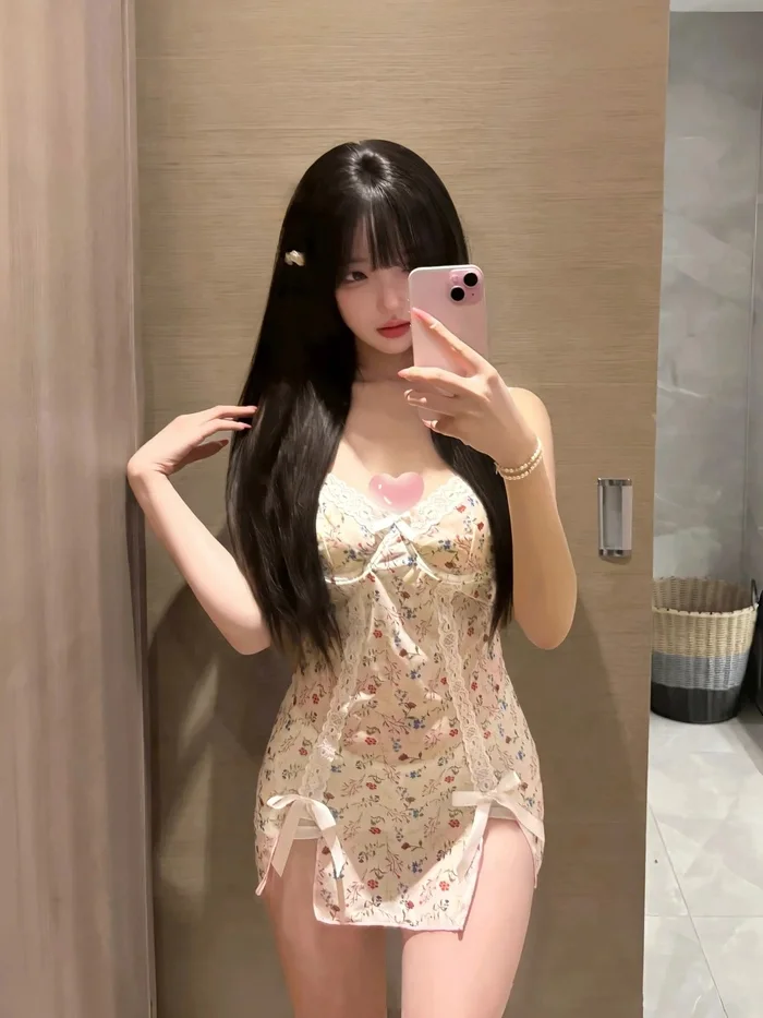 Gái xinh mặc váy ngủ quyến rũ