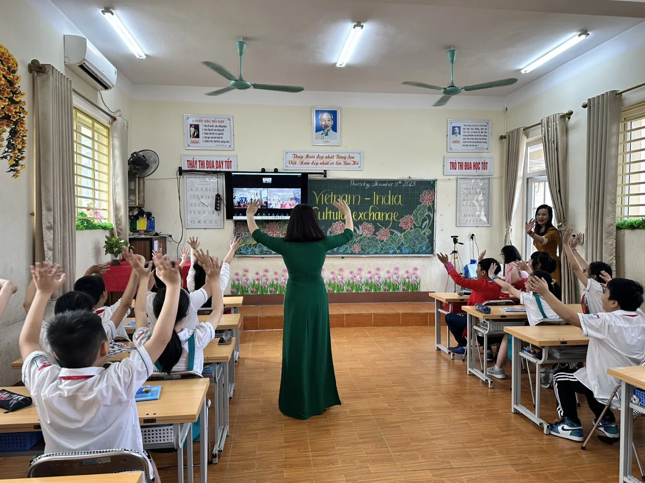 Giáo viên và học sinh đang tương tác trong lớp học