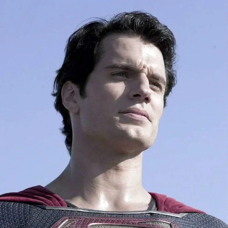 Hình nền máy tính ngầu với nhân vật Superman Henry Cavill dưới bầu trời xanh