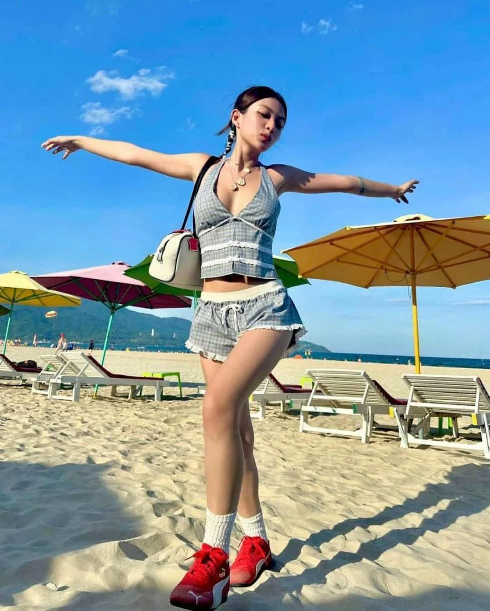 Gái xinh cởi áo quần, ngực to quyến rũ