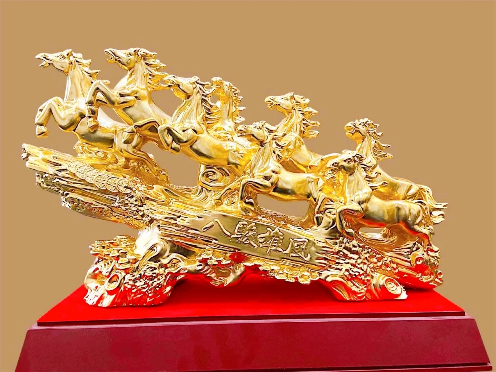 Tượng mã đáo thành công mạ vàng
