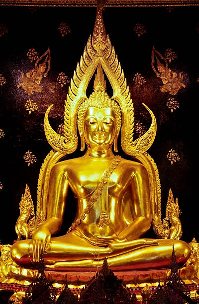 Tượng Phật vàng trang nghiêm trong không gian đền chùa