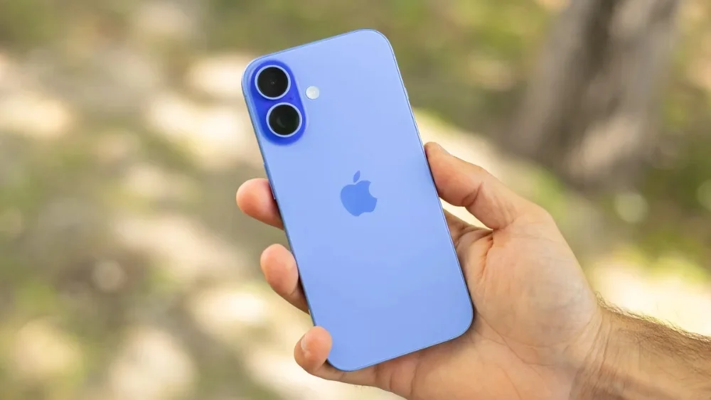Người dùng cầm trên tay chiếc iPhone 18 màu xanh