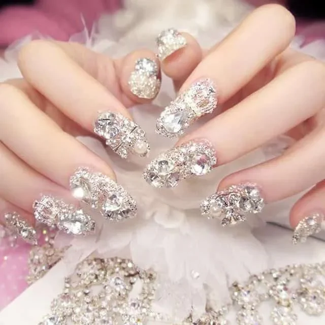 Mẫu móng tay cho cô dâu đính đá sang trọng