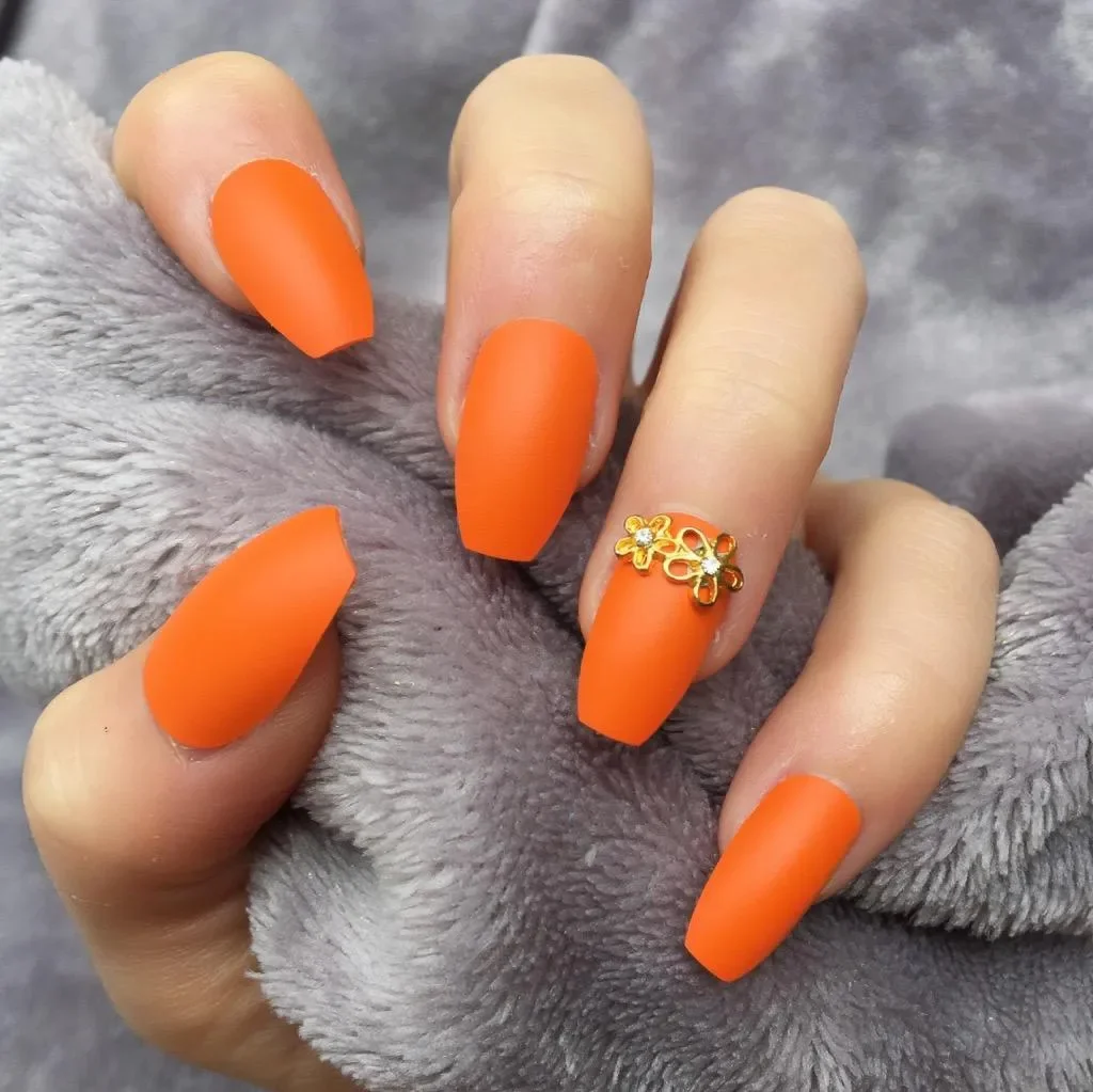 Mẫu móng tay màu cam nổi bật