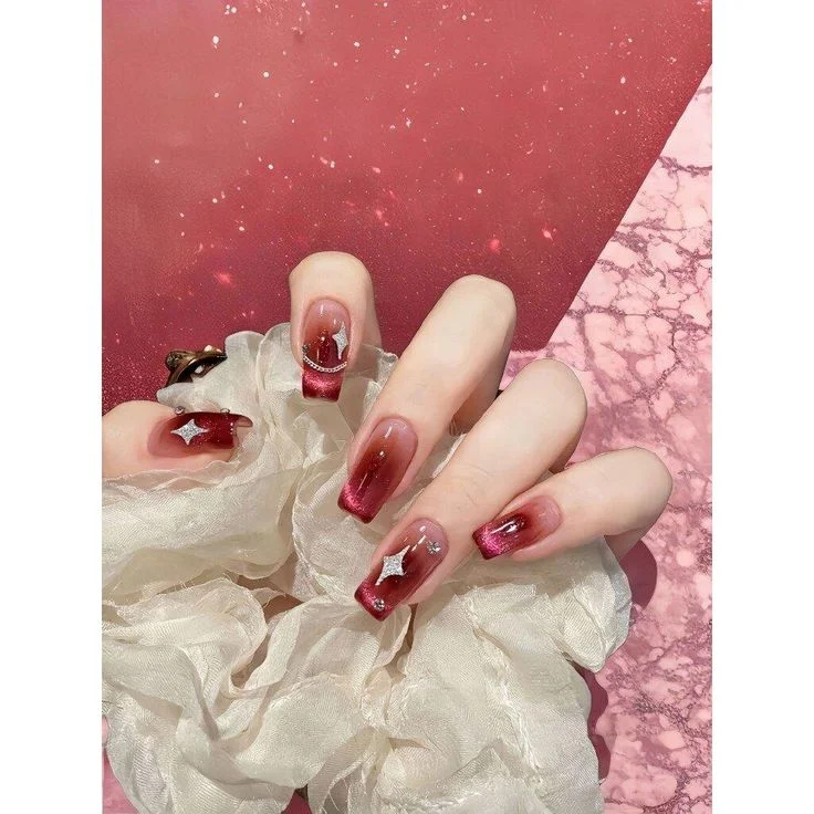 Mẫu móng tay đỏ đính đá lấp lánh
