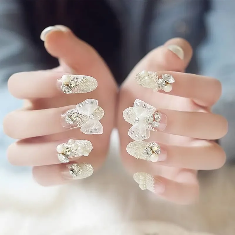Mẫu nail đẹp đính hoa cho cô dâu