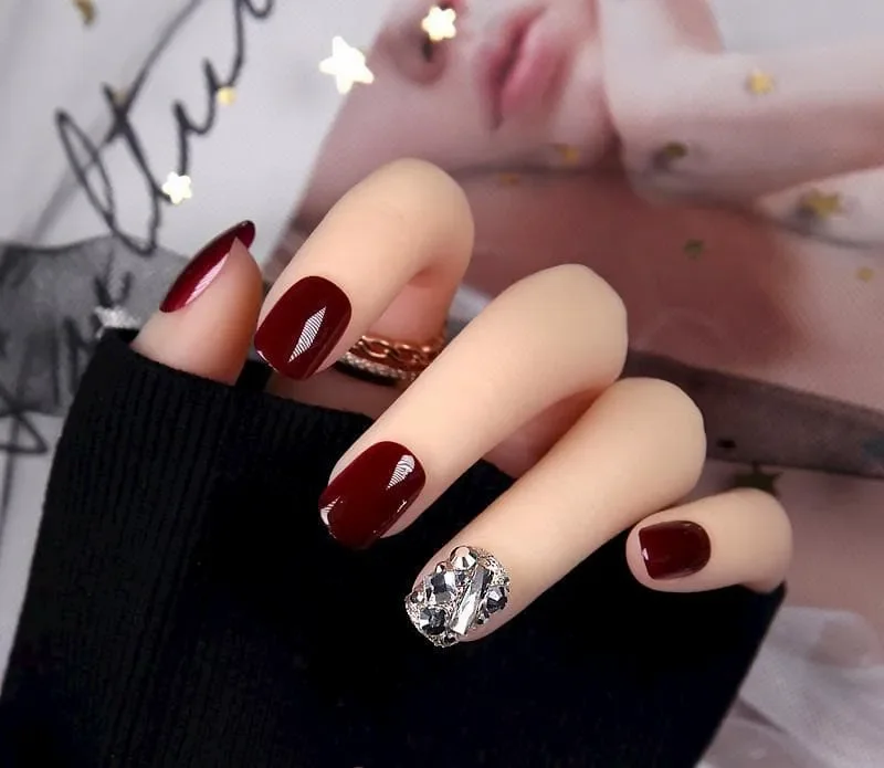 Mẫu móng tay màu đỏ rượu