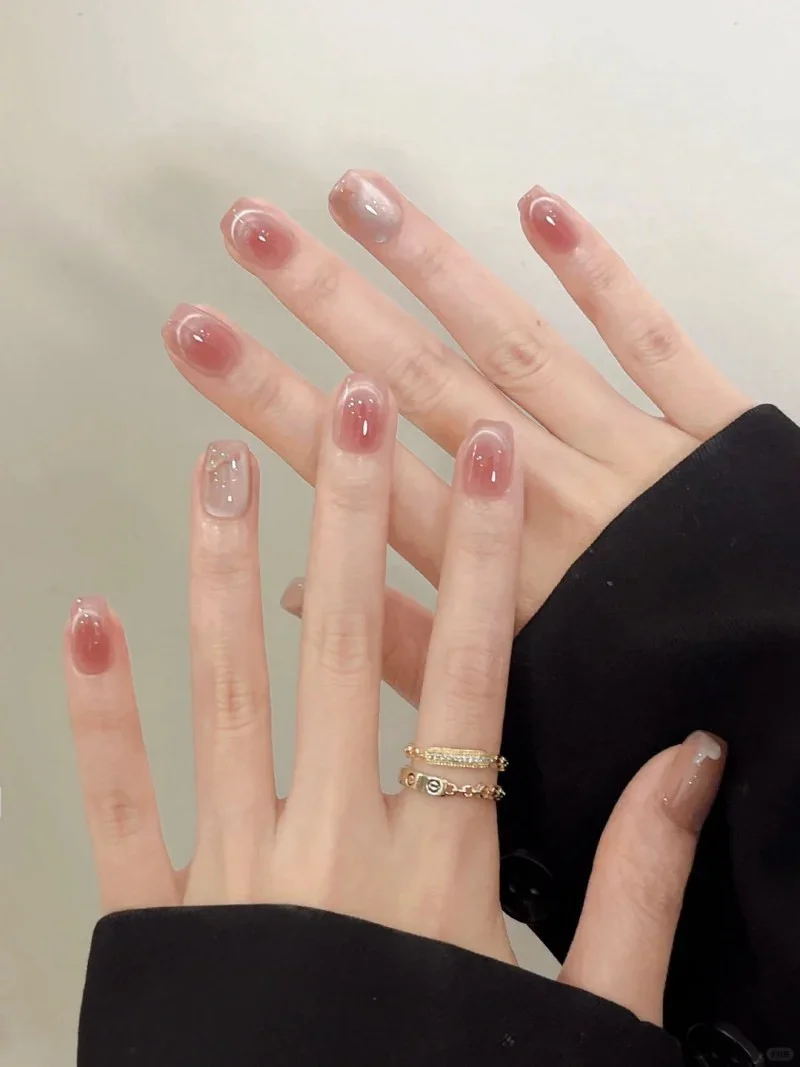 Mẫu nail sơn bóng nhẹ nhàng thanh lịch