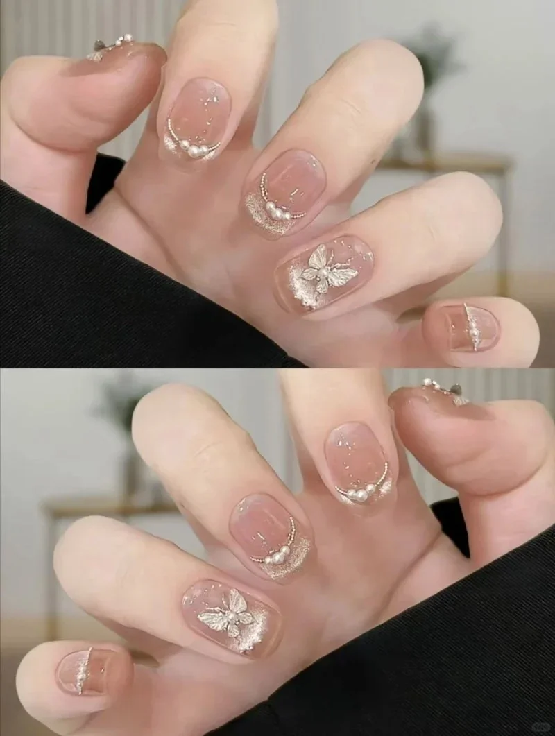 Mẫu nail trong suốt đính charm bướm tinh tế