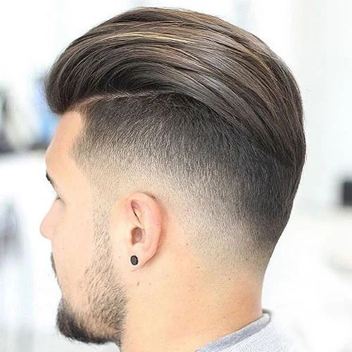 tóc nam đẹp kiểu pompadour fade với highlight vàng sang trọng, mẫu tóc nam hiện đại tại barber