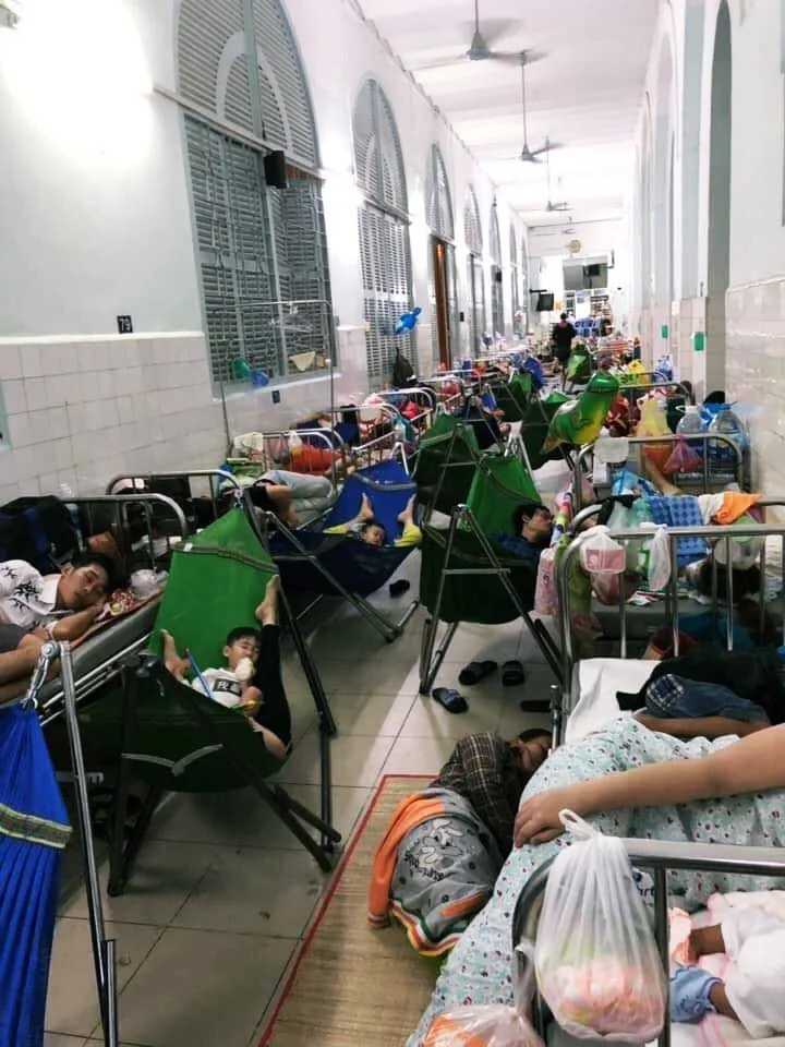 Người nhà trẻ nhỏ kê giường, mắc võng nằm chật kín hành lang bệnh viện do dịch tay chân miệng bùng phát gấp 5 lần năm ngoái khiến nhiều người lo lắng