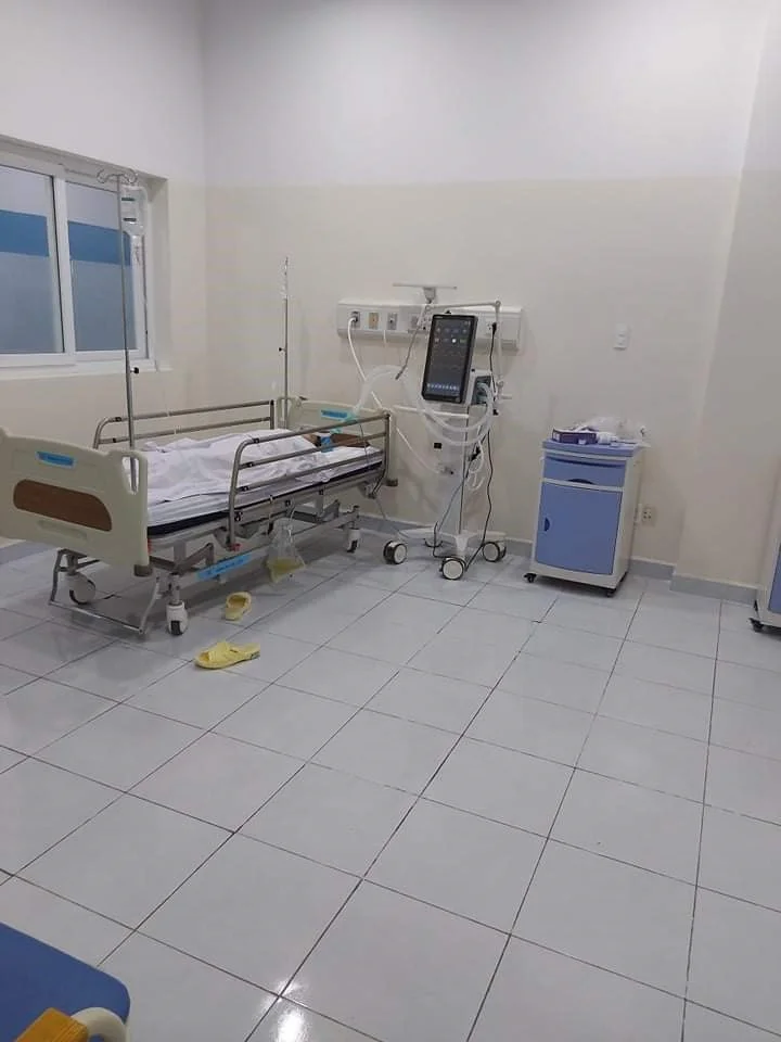 Phòng bệnh viện trống với giường nằm viện và thiết bị y tế hiện đại