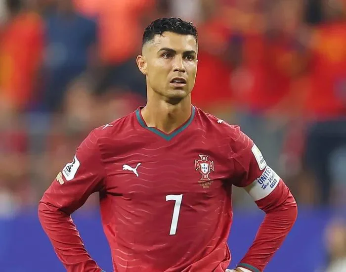 Hình nền chân dung Ronaldo mặc áo đấu Bồ Đào Nha