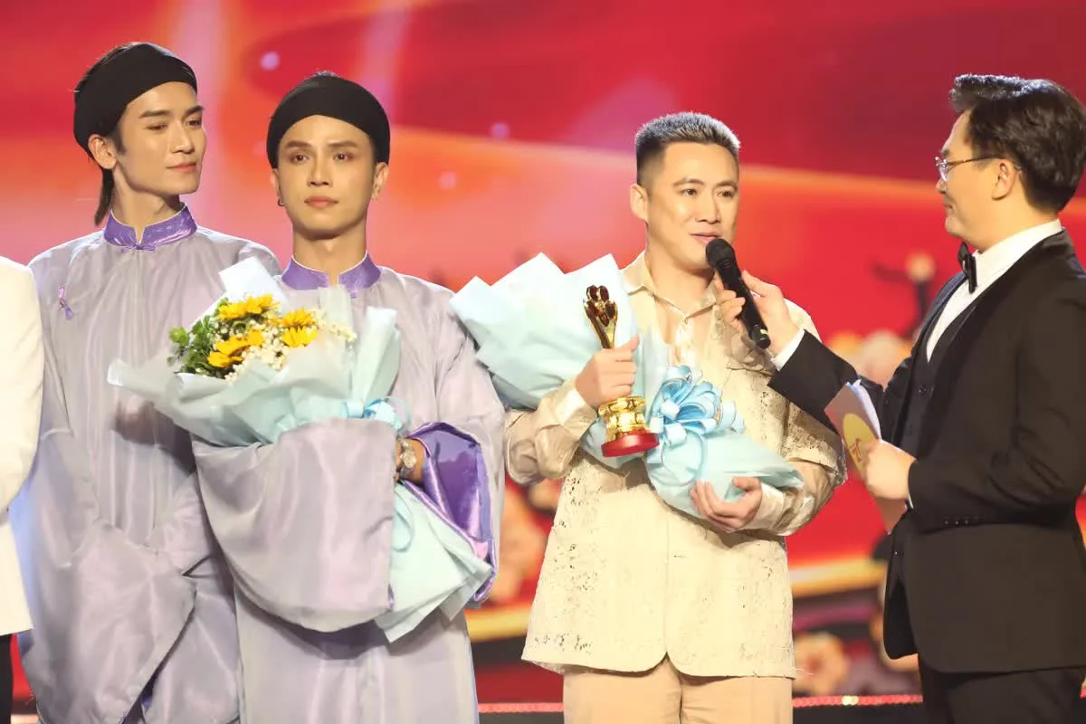 Nghệ sĩ nhận giải thưởng trong đêm chung kết Anh Trai Vượt Ngàn Chông Gai