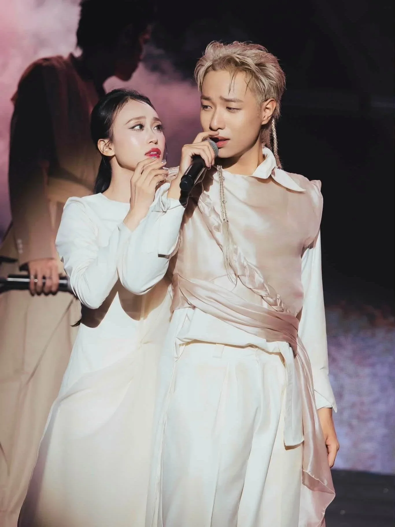 Dancer Kim Anh bị loại khỏi "Anh trai vượt ngàn chông gai" sau ồn ào vạ miệng