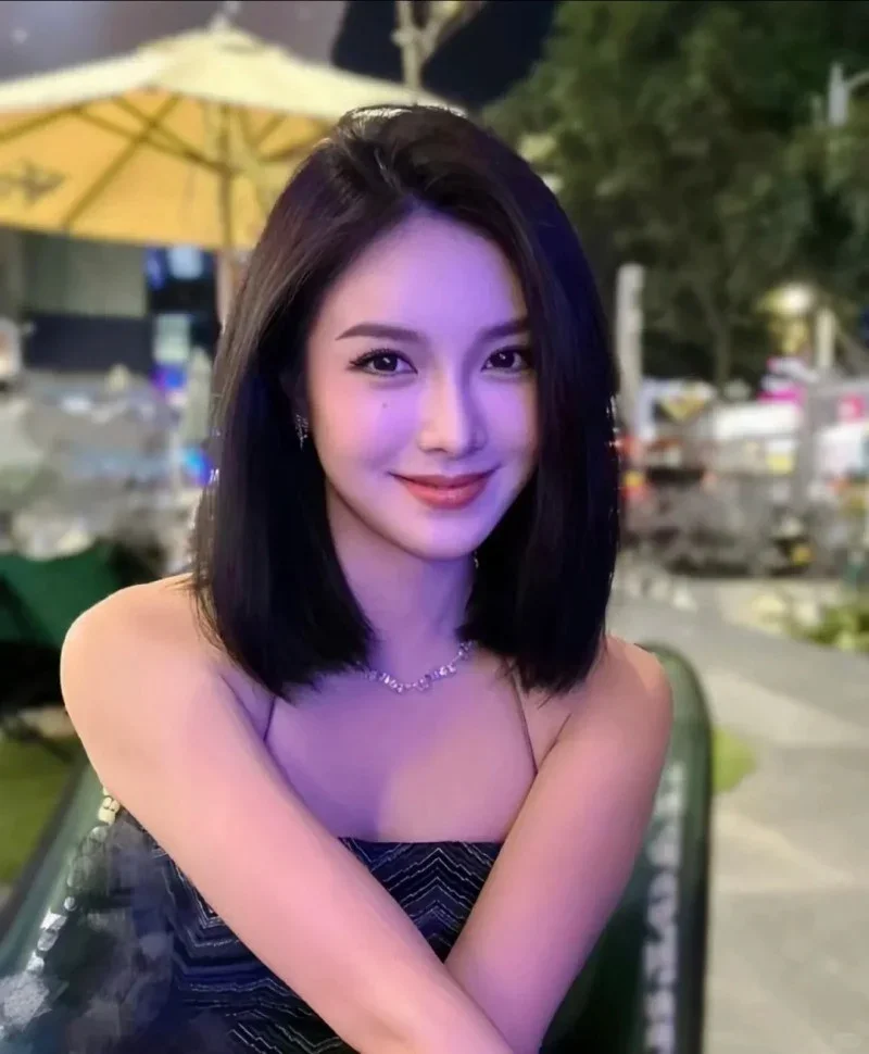 Cô gái xinh đẹp với kiểu tóc ngang vai trẻ trung và thời thượng