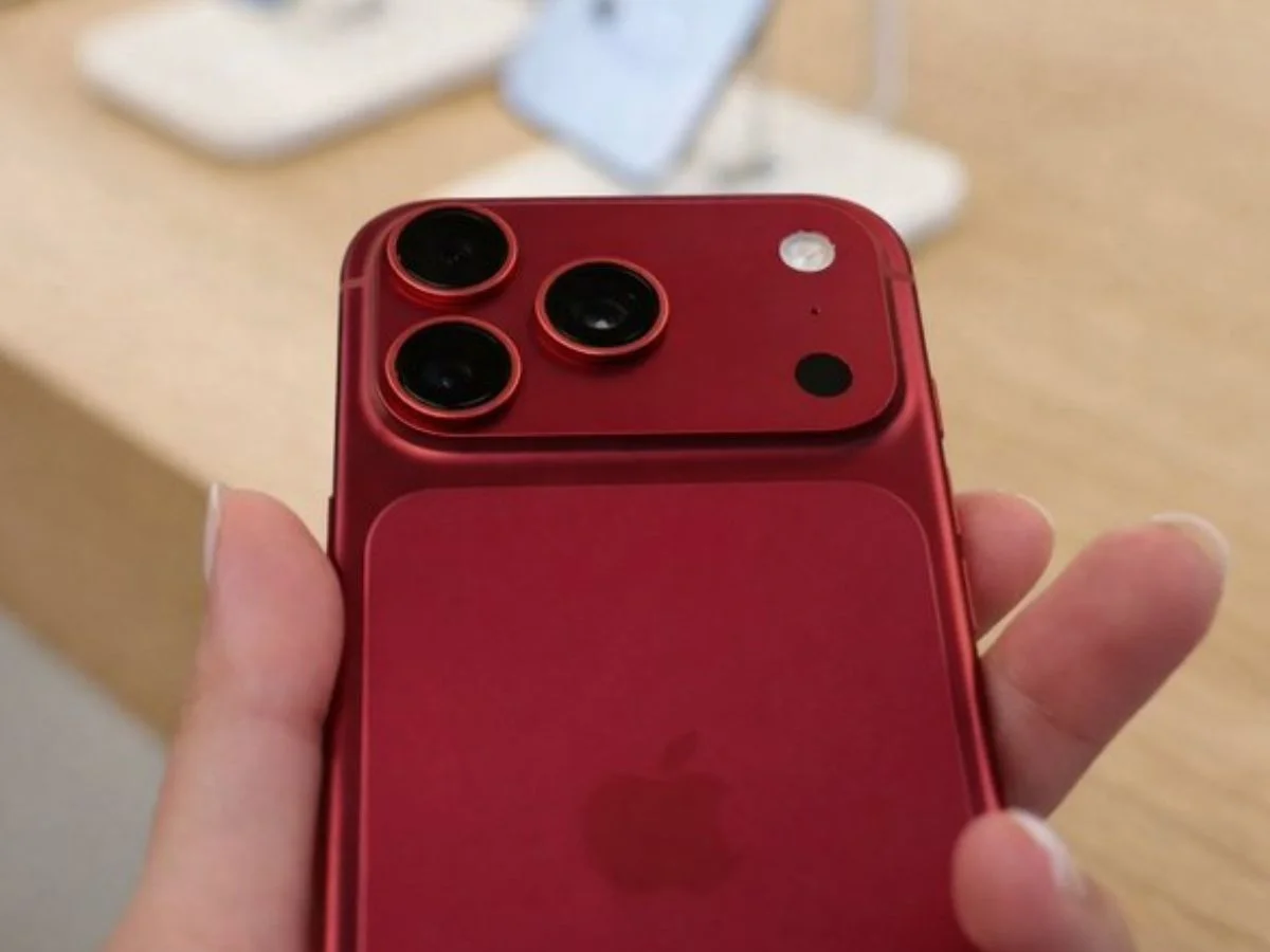 Cầm trên tay mẫu iPhone 18 Pro Max màu đỏ sang trọng