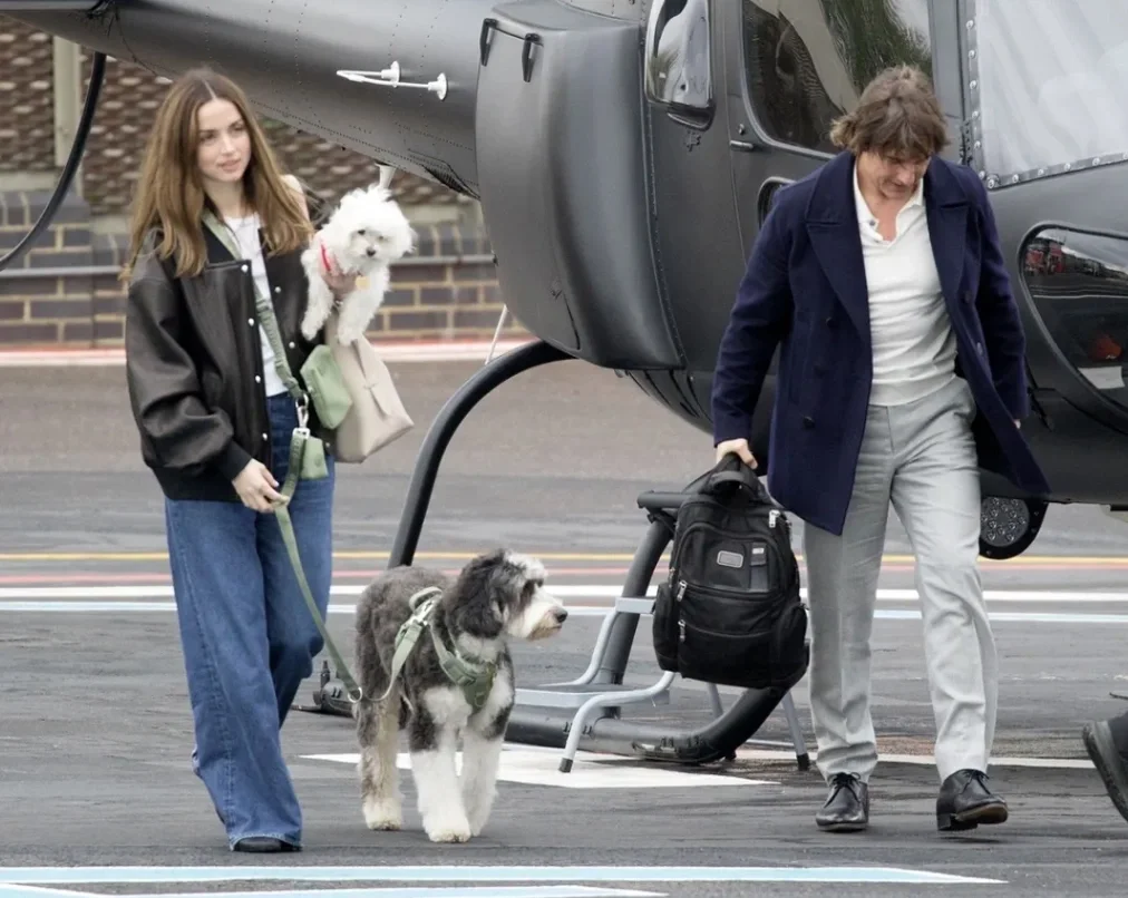 Tom Cruise và Ana de Armas tại sân bay ở London. Ảnh: Backgrid