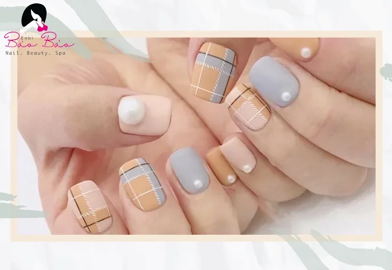 Mẫu nail kẻ sọc đơn giản