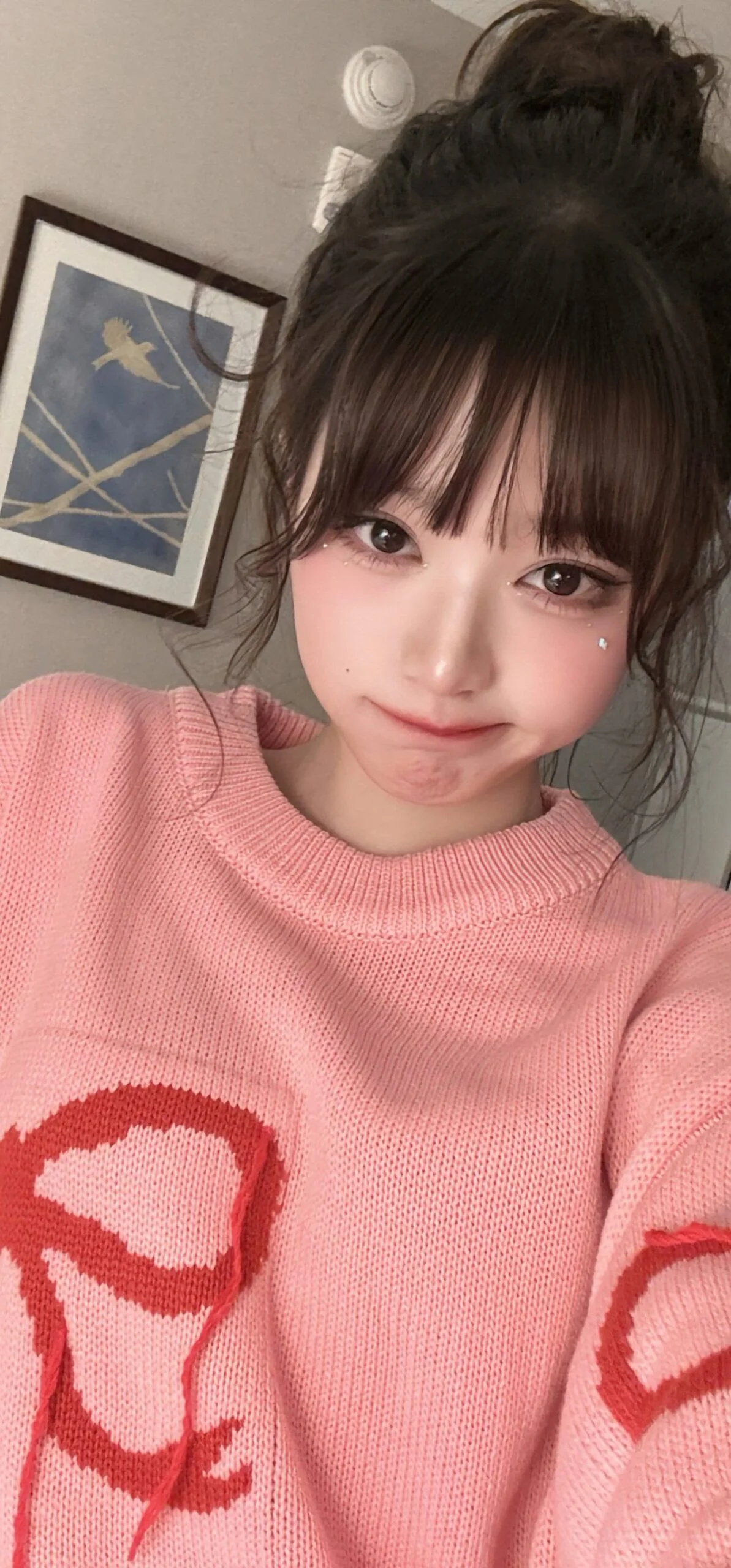 Hình nền cute nữ với cô gái tóc búi cao, mặc áo len hồng và trang điểm lấp lánh.
