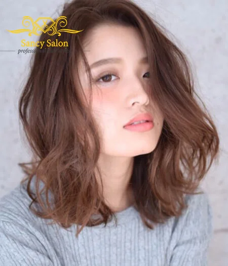 Kiểu tóc ngang vai uốn xoăn đánh rối