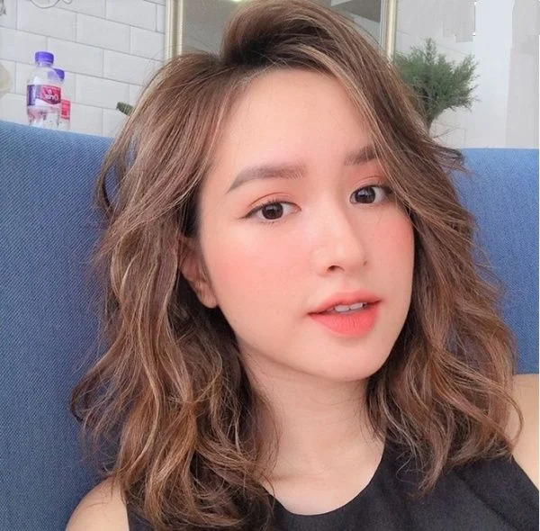 Cô gái sở hữu mái tóc xoăn ngắn bồng bềnh